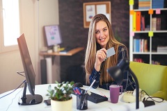 5-businesswoman-paying-online-build-credit